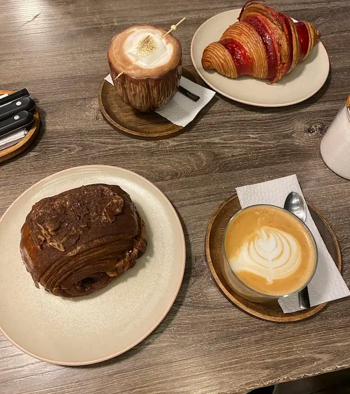 Mesa servida con café de especialidad y postre artesanal en Sweet Memories