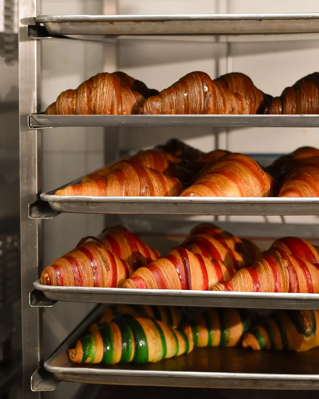 Rejillas humeantes con croissants recién salidos del horno