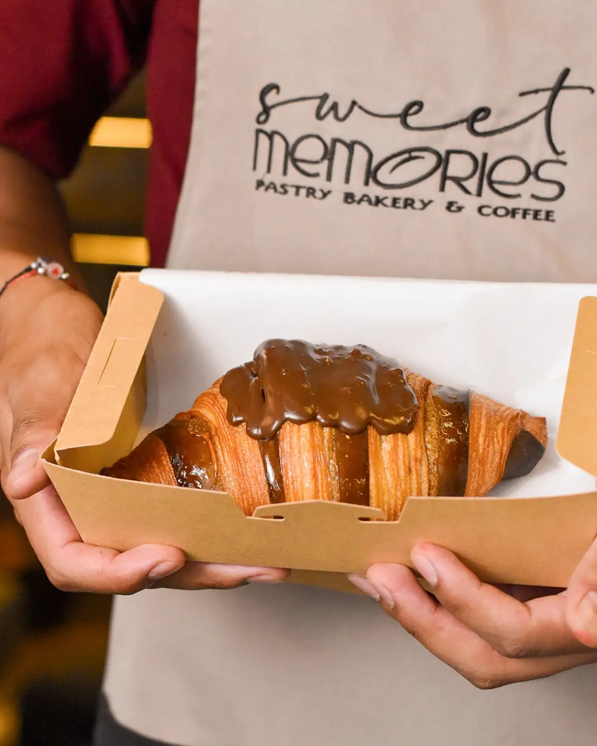 Mostrador y vitrina de hojaldres recién salidos del horno para llevar